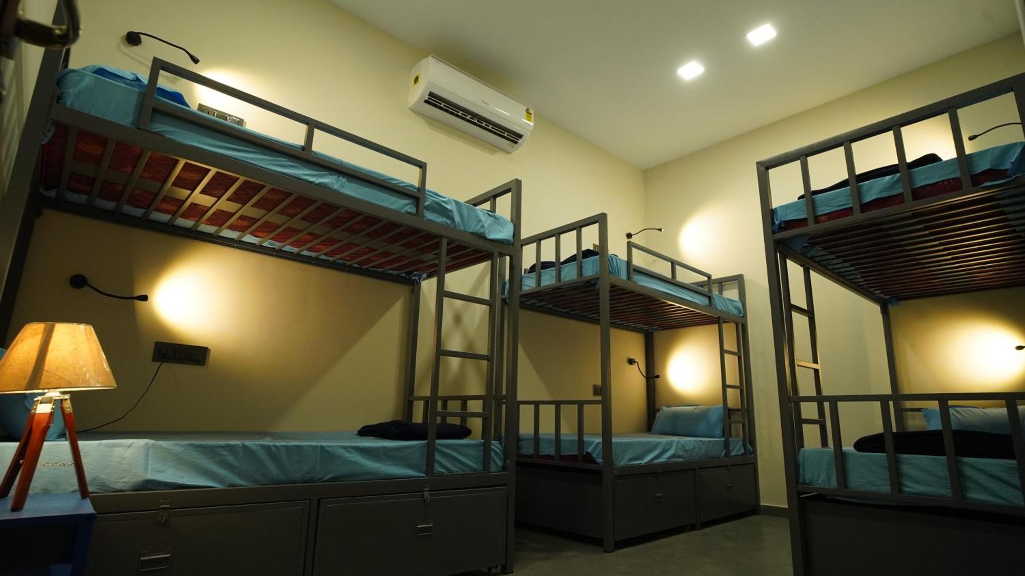 The Colaba Pod Hostel Mumbai Exterior photo