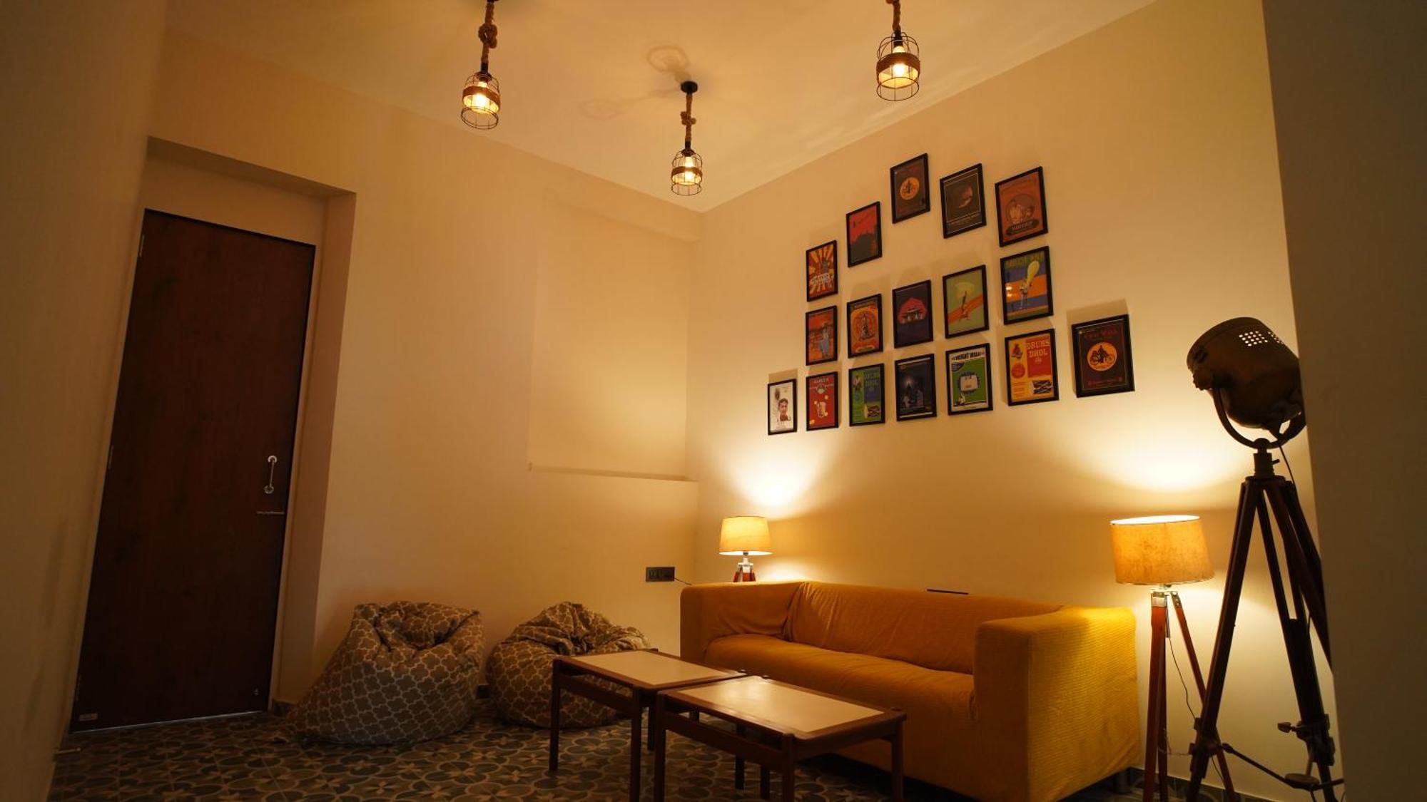 The Colaba Pod Hostel Mumbai Exterior photo
